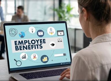 Une femme devant son ordinateur qui regarde les employee Benefit