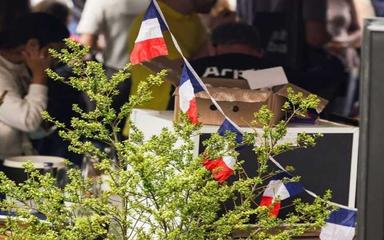 Drapeaux francais dans le vent.