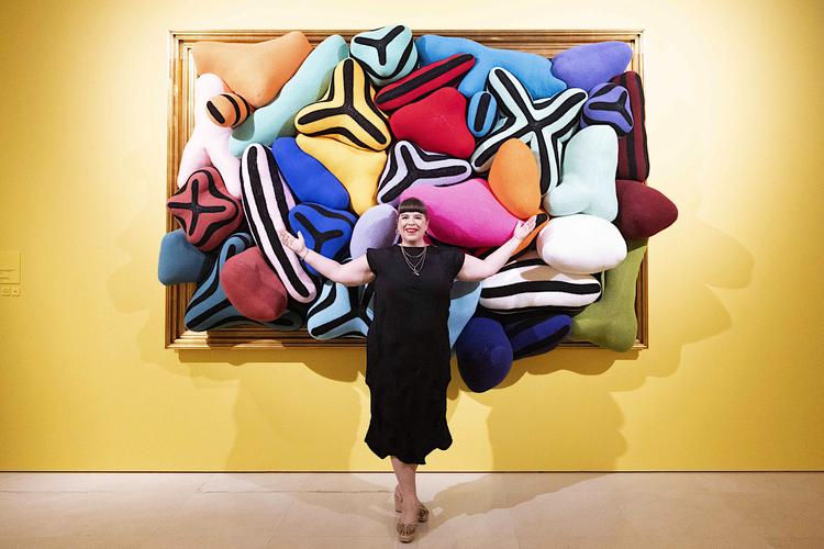 Joana Vasconcelos au Musée Picasso de Malaga, à côté de son œuvre « Gestalt » Photo : Laura M. Lombardía  © Musée Picasso de Malaga