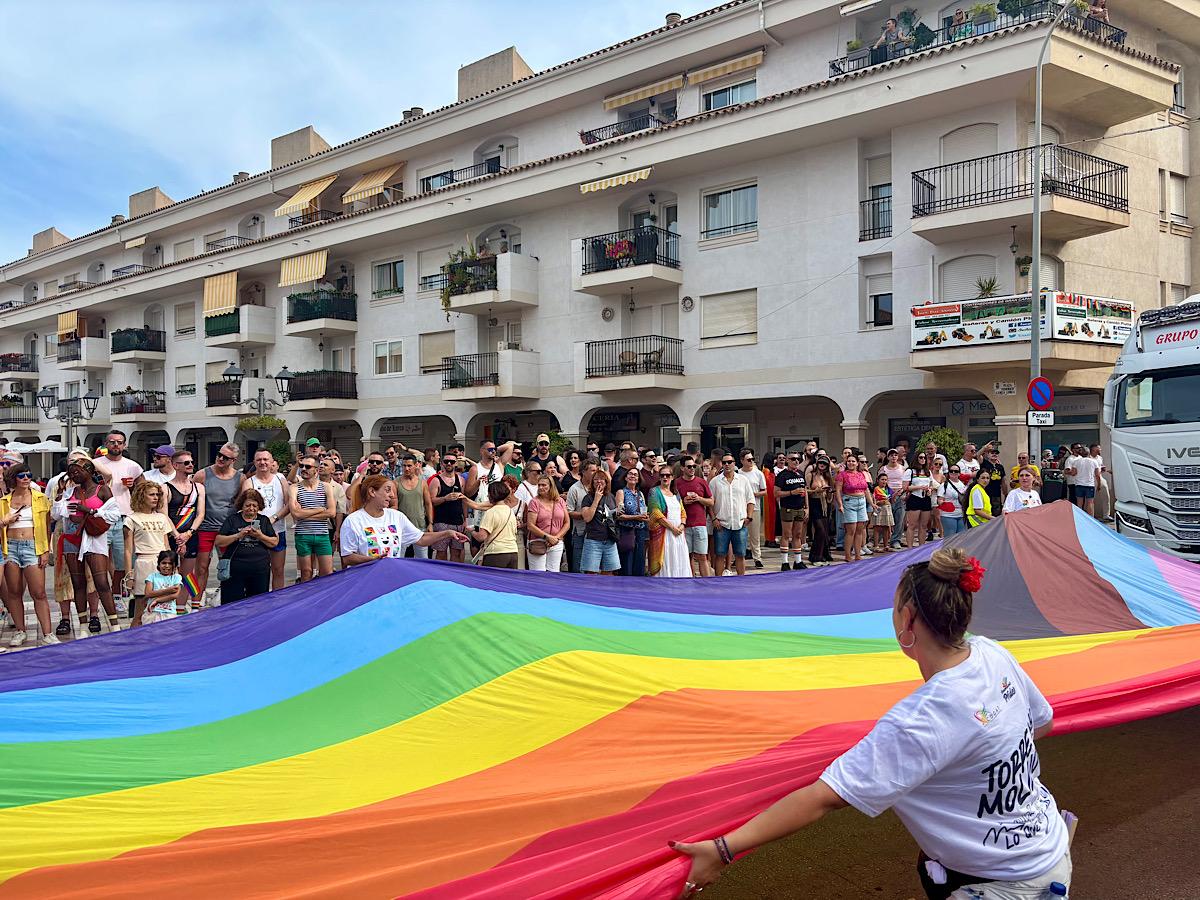déploiement du drapeau LGBTQIA+ , lors du défilé