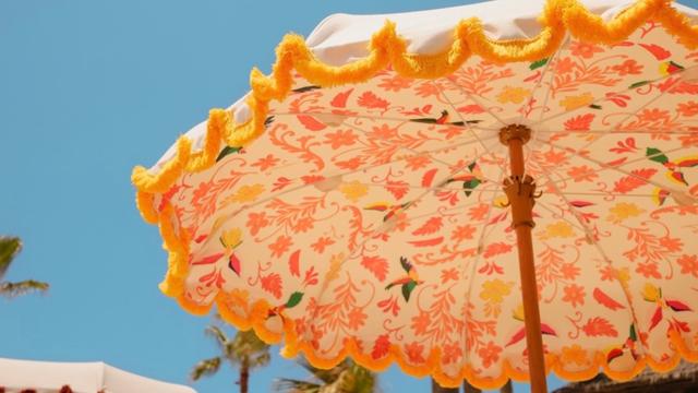 des parasols colorés du Lucia Marbella 