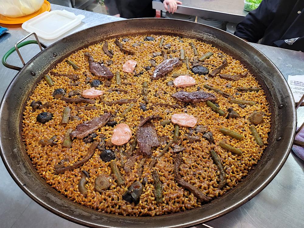 Paella traditionnelle, à la valencienne.