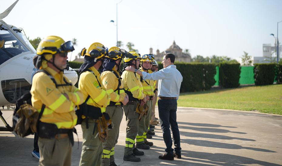 Moreno s'entretient avec les pompiers à.