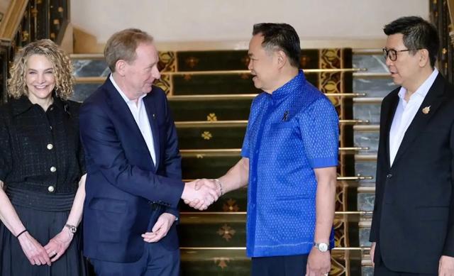 Brad Smith, vice-président de Microsoft, rencontre le Premier ministre thaïlandais, Anutin Charnvirakul 