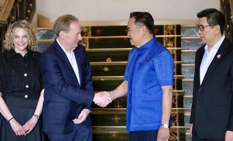 Brad Smith, vice-président de Microsoft, rencontre le Premier ministre thaïlandais, Anutin Charnvirakul 