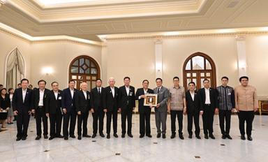 Représentants chambre de commerce thaï et premier ministre