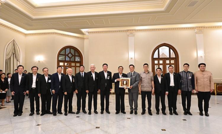 Représentants chambre de commerce thaï et premier ministre