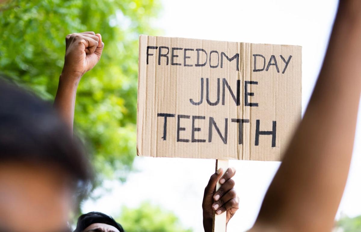 Une pancarte marquée Freedom Juneteenth 