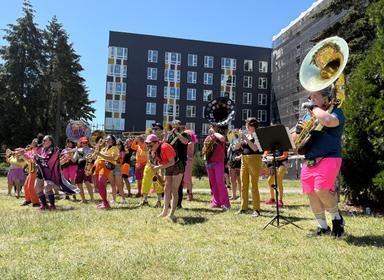 Neon Brass Party au HONK! Fest West 2026 - Crédit Sjj