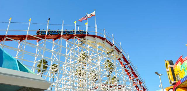 Une grand huit dans un parc d'attraction en Californie