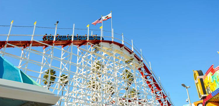 Une grand huit dans un parc d'attraction en Californie