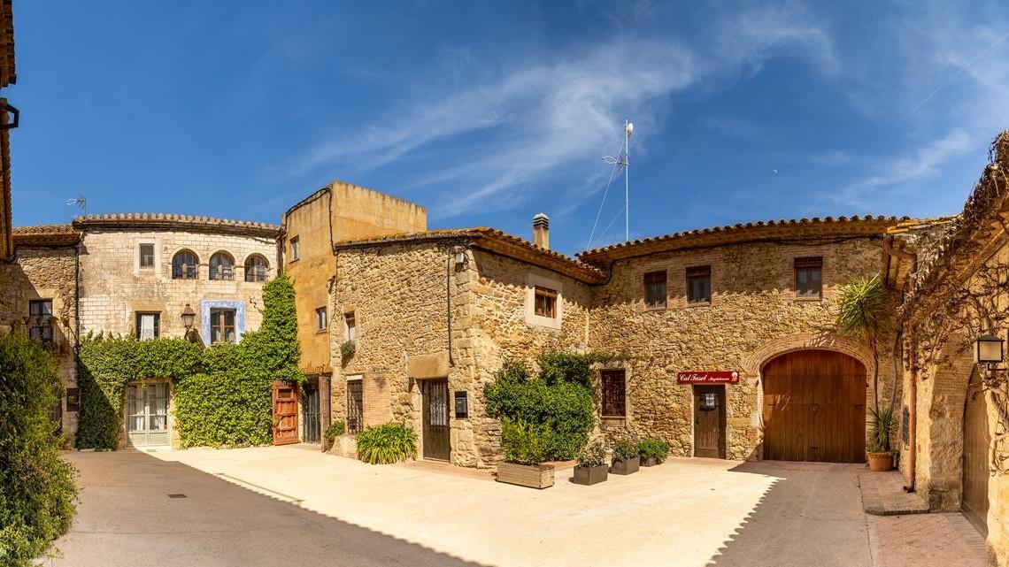 Photo d'une place du village médiéval de Peratallada