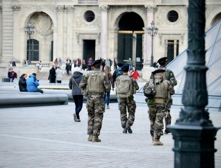 Une patrouille de l'armée en France dans les rues de Paris 