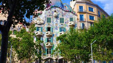 la casa batllo d'antoni gaudi, une Maison Blanche bleue et verte aux formes arrondies