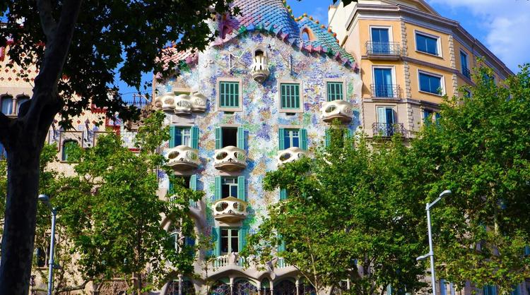 la casa batllo d'antoni gaudi, une Maison Blanche bleue et verte aux formes arrondies