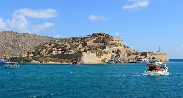 Vue sur une communauté portuaire crétoise entourée de remparts
