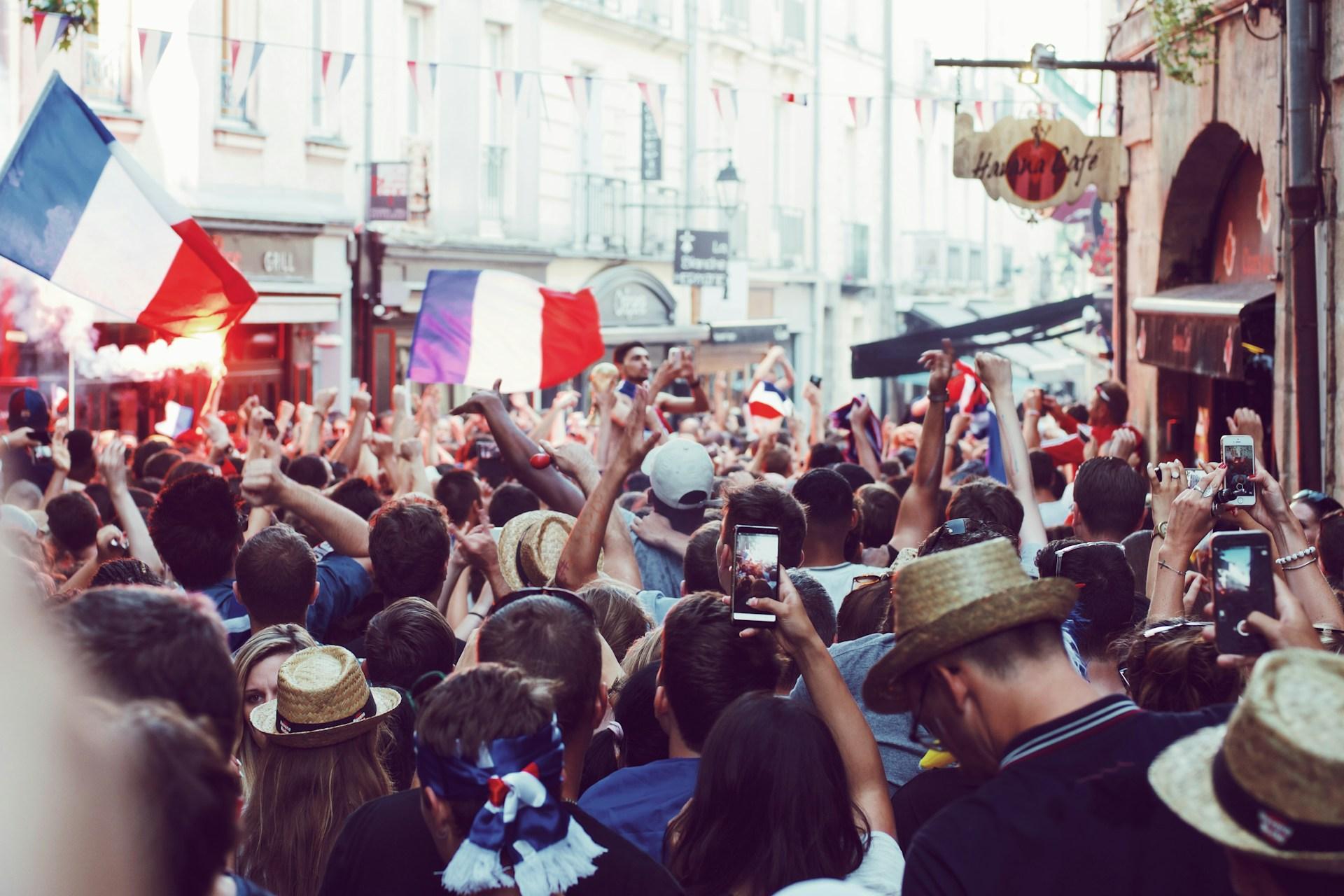 Une foule célébrant l'équipe de France dans la rue 