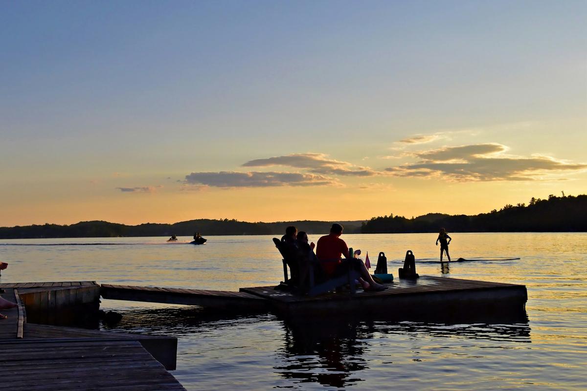 Des personnes qui sautent dans un lac