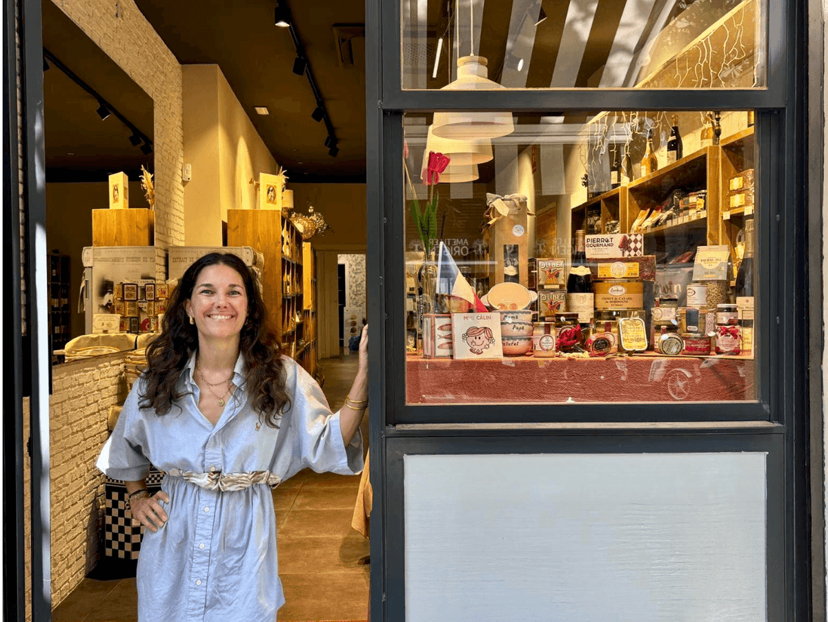 marine pannaud se tient devant sa boutique, casa galla