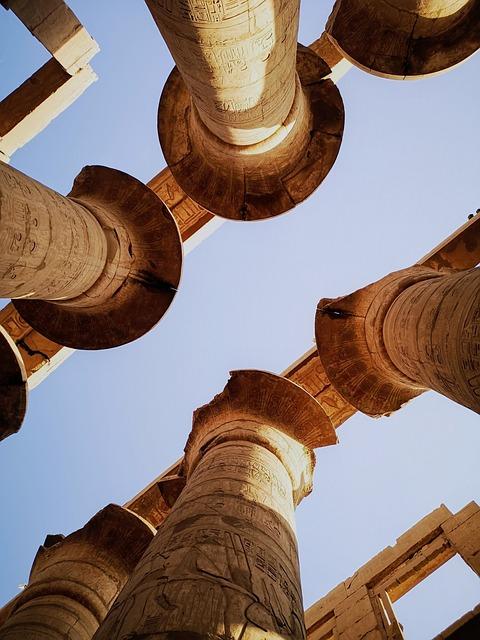Colonnes du site égyptien de Karnak en contre-plongée