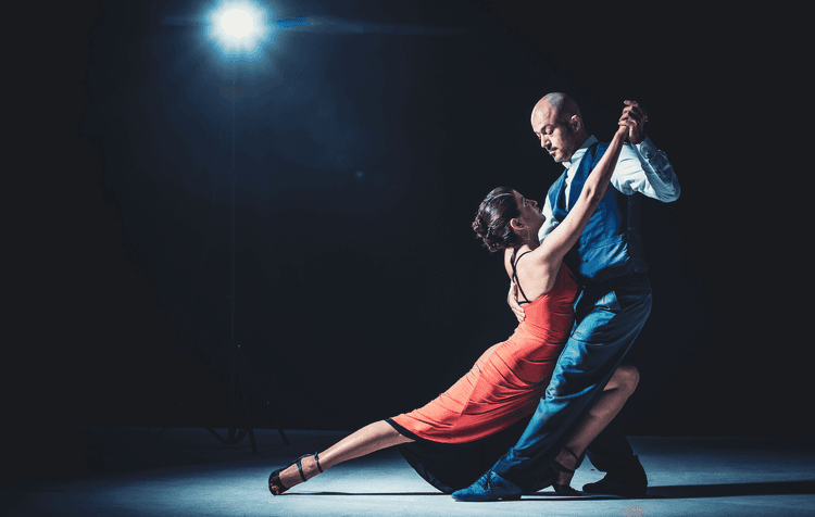 un couple dansant la salsa