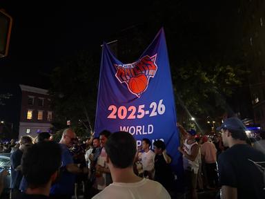 Les habitants de new york célébrant la victoire des Knicks