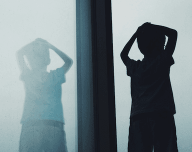 un enfant victime de violences à l'étranger en expatriation 