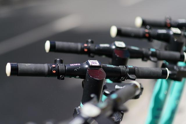 Zoom sur des guidons de trottinette électriques dans une rue