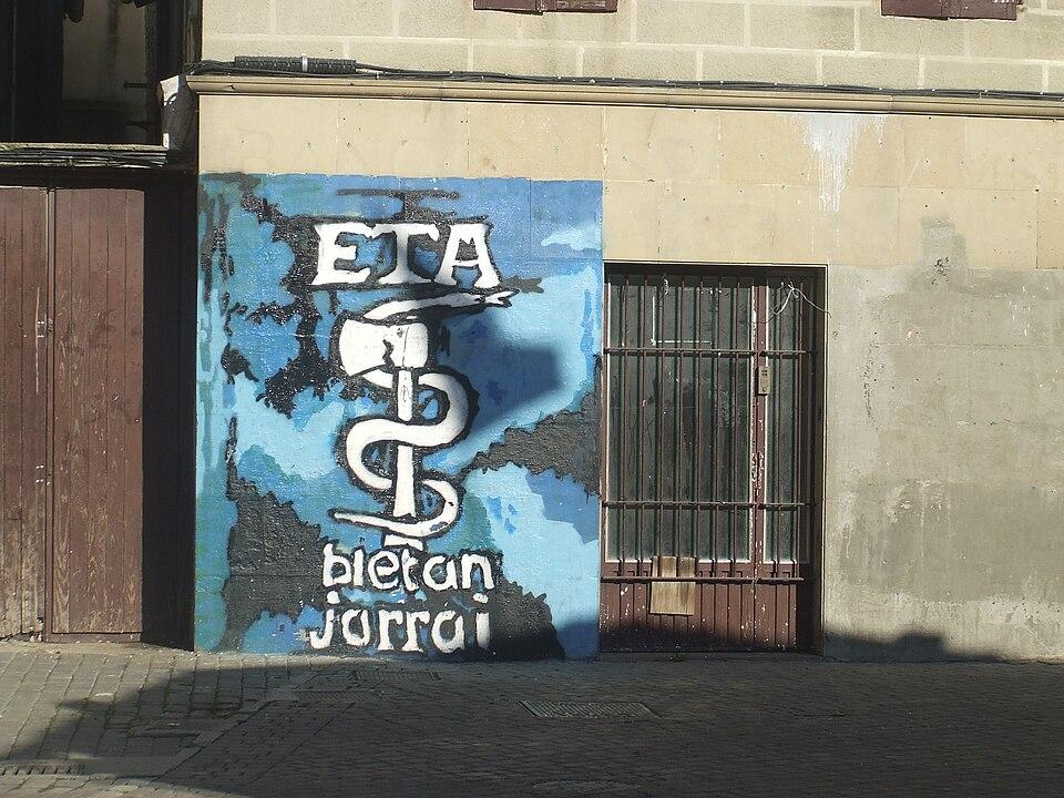 Photo d'un graffiti du logo d'ETA