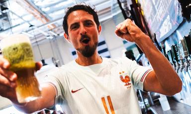 Rémy Zurita dans sa brasserie Hopnonymous à San Diego