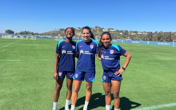 The three French players from San Diego Wave FC on their training field in Del Mar. © San Diego Wave FC