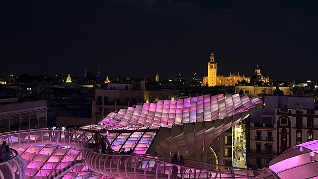 À Séville, la nuit transforme les rues et les places de la ville, où bars, terrasses et clubs accueillent les touristes