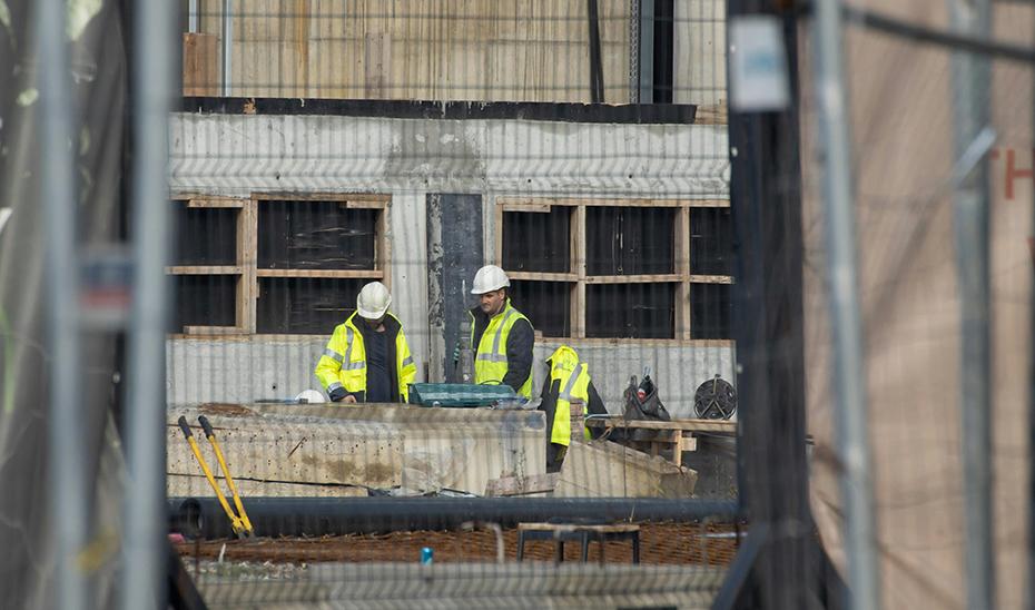 Dos trabajadores de la construcción en una obra.
