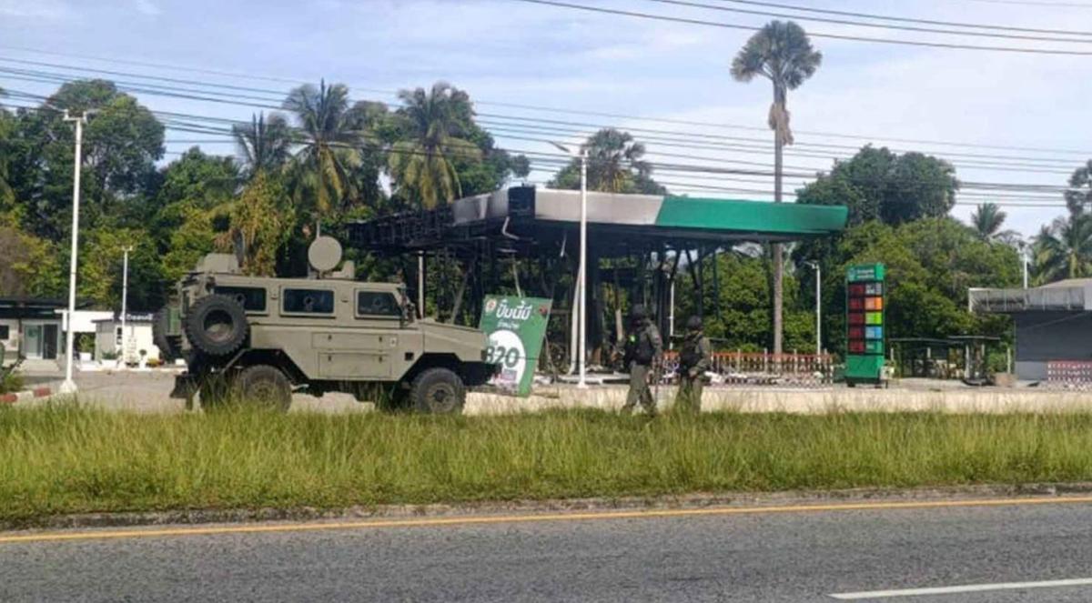 Armée thaïe dans station-service Sud