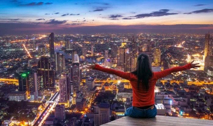 Jeune femme regarde Bangkok de haut
