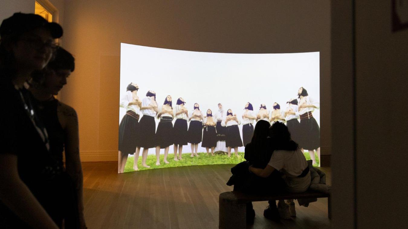 photo d'une salle de l'exposition de Marina Abramović