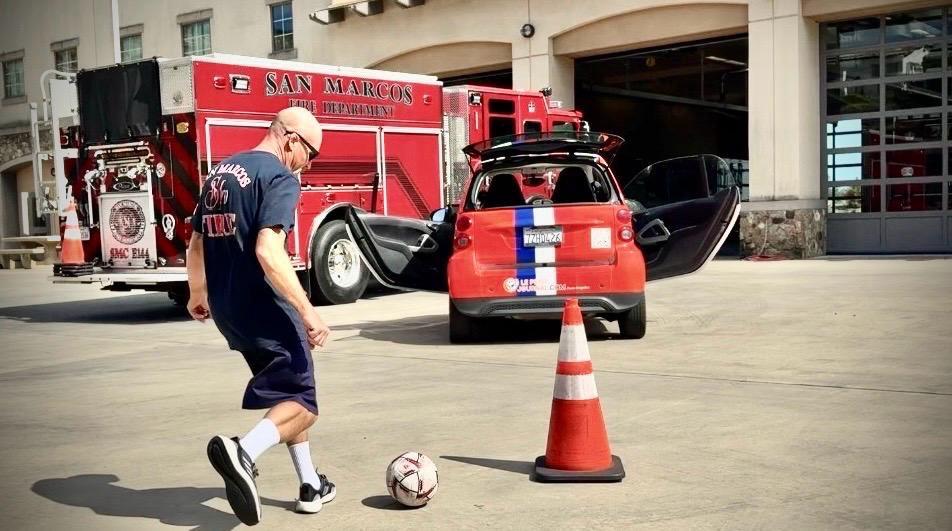 Concours de Panenka avec notre Smart « Scoopette » et les pompiers de San Marcos, CA