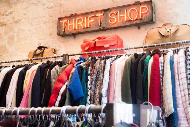 Des vétements dans un Thrift Shop