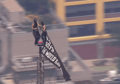Un couple d’influenceurs escalade l’Empire State Building pour un message d’amour