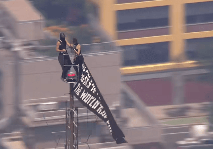 Un couple d’influenceurs escalade l’Empire State Building pour un message d’amour