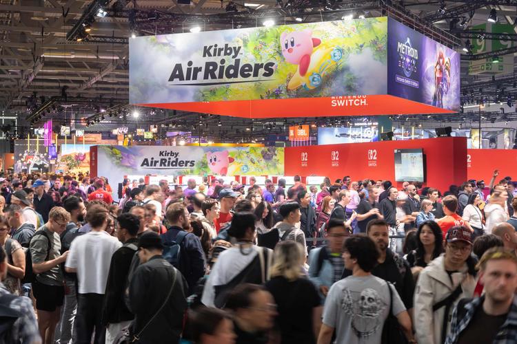De nombreuses personnes près d'un stand Kirby lors d'un édition de la Gamescom 