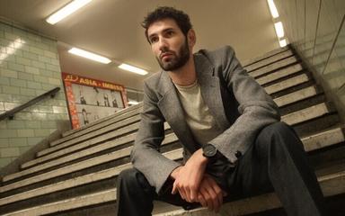Photo de Jim Shaper, coiffeur à Berlin, dans le métro
