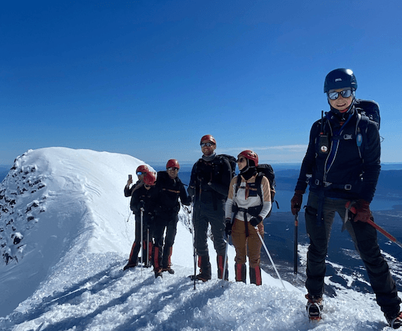 © 2026 Marike » Marike, à droite, avec des apprentis alpinistes, pendant l’ascension du Villarrica.