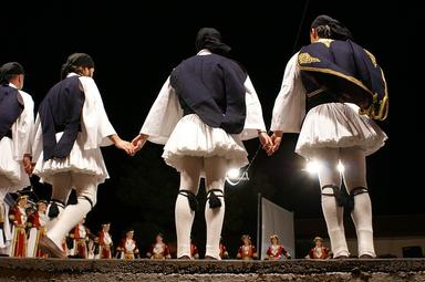 Ronde réalisée par des danseurs costumés lors d'un panygiri