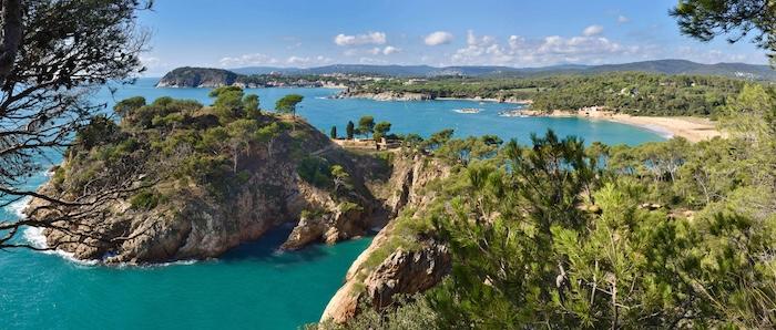 Vue naturelle avec des arbres et criques de la plage de Palamós de castell en Catalogne, proche de la France.