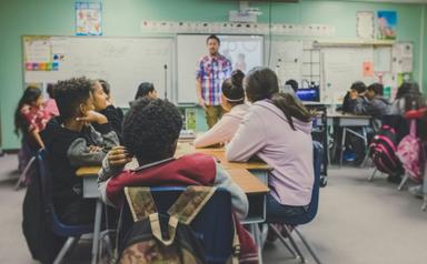Des élèves en classe avec un enseignant 