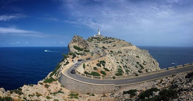 vue panoramique de la route et du phare du cap de formentor