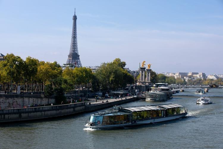 seine bateau tour eiffel