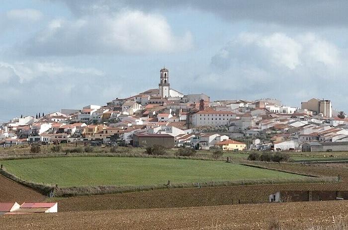 vue d'ensemble du village de Fuente Obejuna en Espagne avec son église