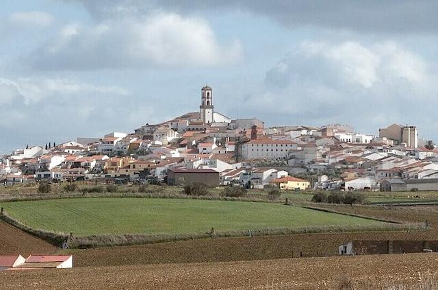 vue d'ensemble du village de Fuente Obejuna en Espagne avec son église